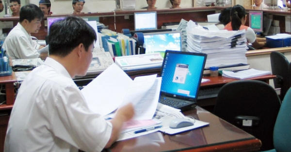 Ngân sách phải "nuôi" 1,36 triệu công chức và 49.000 đơn vị sự nghiệp