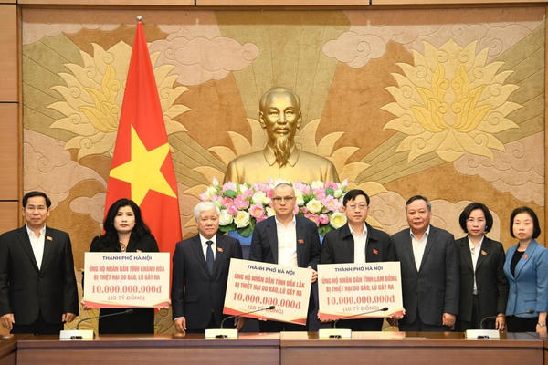 Hà Nội trao 30 tỷ đồng hỗ trợ 3 tỉnh Đắk Lắk, Lâm Đồng, Khánh Hòa Hà Nội trao 30 tỷ đồng hỗ trợ 3 tỉnh Đắk Lắk, Lâm Đồng, Khánh Hòa