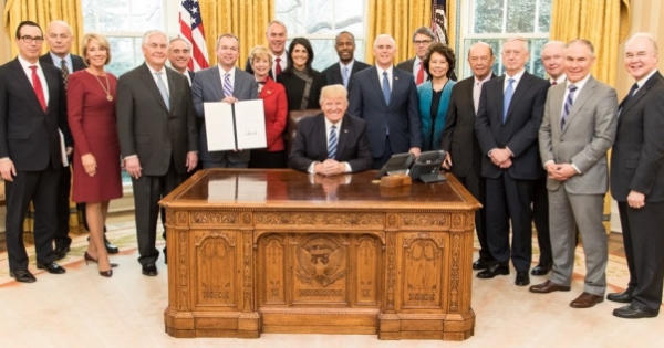 Tổng thống Trump lần đầu họp nội các sau gần 2 tháng nhậm chức