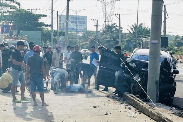 Bình Phước: Xe ôtô tông gãy trụ điện, vợ tử vong, chồng nhập viện cấp cứu Bình Phước: Xe ôtô tông gãy trụ điện, vợ tử vong, chồng nhập viện cấp cứu