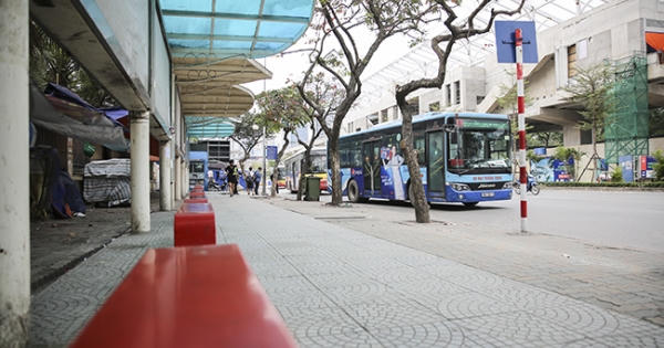 Giờ cao điểm, xe buýt ở Hà Nội vẫn ế khách vì dịch Covid-19 Giờ cao điểm, xe buýt ở Hà Nội vẫn ế khách vì dịch Covid-19