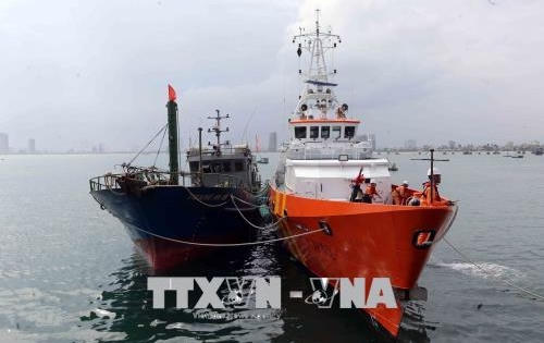 Cứu hộ thành công 1 tàu cá và 10 ngư dân gặp nạn trên biển