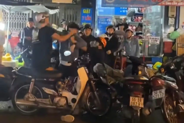 Mâu thuẫn khi "giật đồ cô hồn", 10 thanh niên tham gia ẩu đả