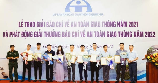 Báo Pháp luật Việt Nam nhận giải thưởng báo chí tuyên truyền về ATGT