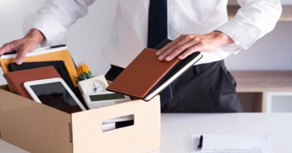 Công ty sa thải người lao động có phải báo trước?