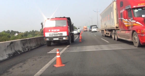 TP HCM: Xe ben cháy trên cao tốc, tài xế chạy bộ hơn 1km nhờ trợ giúp