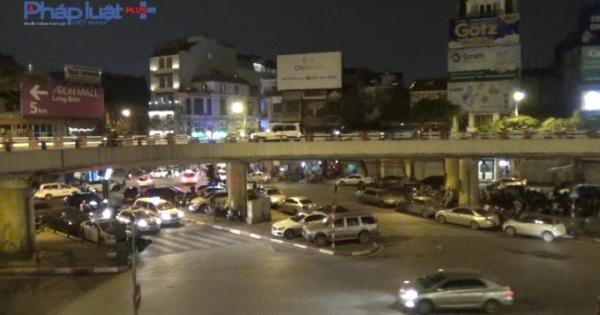 Hà Nội: "Kỳ lạ" xuất hiện bãi gửi xe ô tô tại gầm cầu Chương Dương