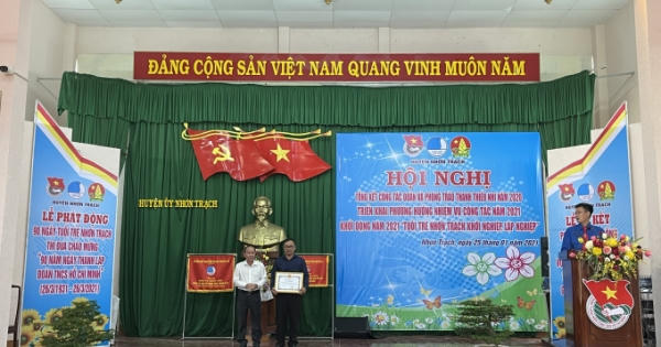 UBND huyện Nhơn Trạch tặng giấy khen cho Báo Pháp luật Việt Nam