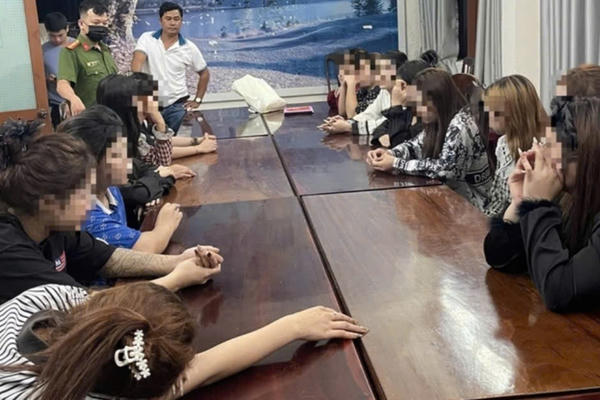 Bắt "má mì" quản lý, điều nhân viên nữ phục vụ quán karaoke kèm bán dâm