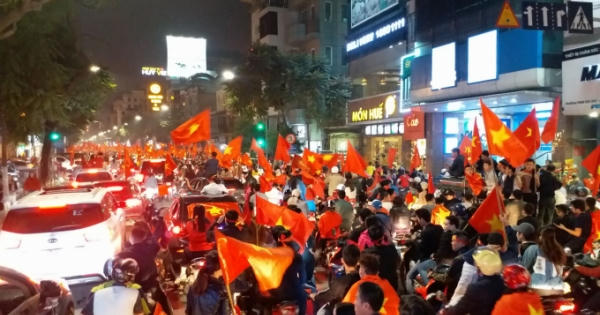 Hà Nội: "Bão cờ đỏ" mừng chiến thắng U23 Việt Nam