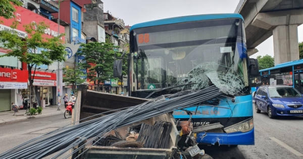 Hà Nội: Xe ba bánh tự chế chở sắt xuyên thủng kính lái đầu xe buýt