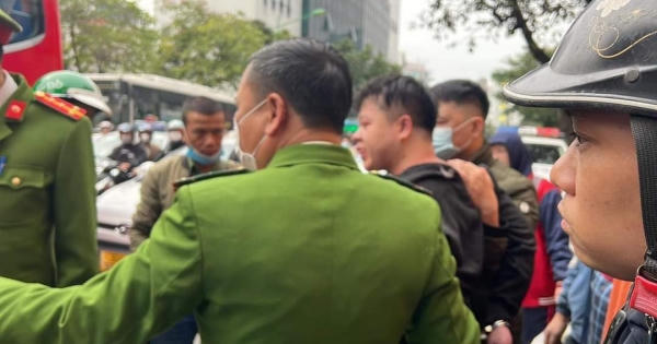 Làm rõ việc thanh niên chặn đầu ô tô, rút súng doạ người đi đường