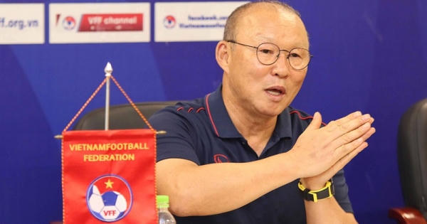 HLV Park Hang Seo tiết lộ thông tin bất ngờ về hợp đồng với VFF HLV Park Hang Seo tiết lộ thông tin bất ngờ về hợp đồng với VFF