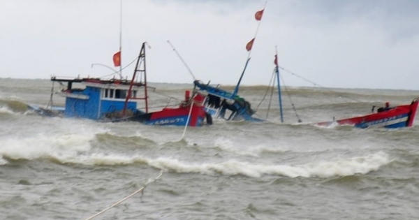 Bão số 4 đánh chìm 4 tàu, 13 thuyền viên rơi xuống biển