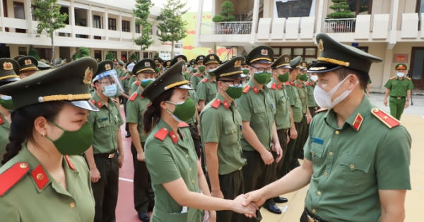 Lực lượng công an đem màu áo xanh thắp sáng hy vọng