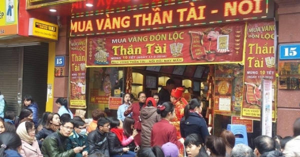 Ngày vía Thần Tài: Xếp hàng từ 5h sáng để mua "may mắn"