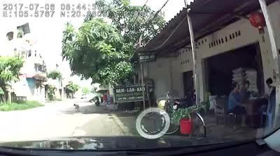 Xuất hiện clip nghi ngờ CSGT truy đuổi khiến tài xế lái xe công nông tử vong