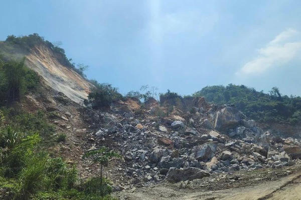 Sập mỏ đá ở Tuyên Quang khiến nhiều phương tiện bị vùi lấp