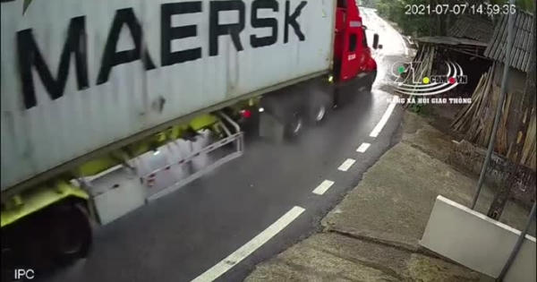 Vào cua nhanh xe container bị lật nghiêng trên đường