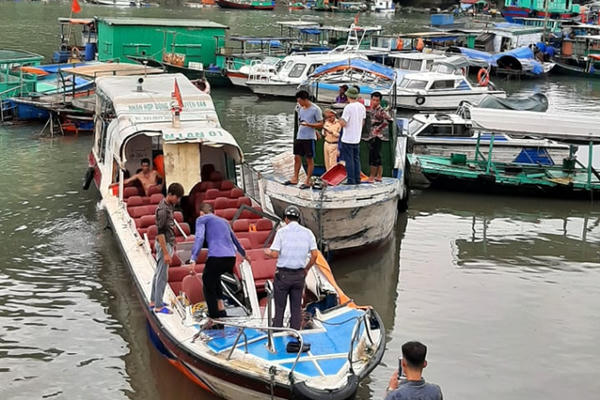 Quảng Ninh: Tàu cao tốc bay nóc sau khi tông tàu buôn hải sản, nhiều người bị thương
