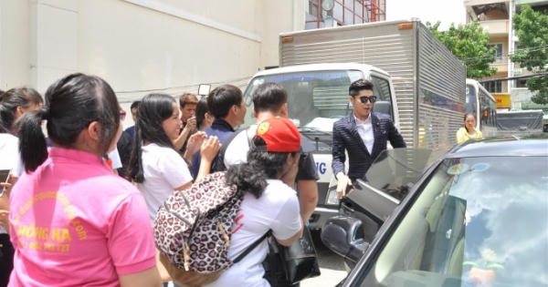 Fan vây kín Noo Phước Thịnh giữa trưa nắng Fan vây kín Noo Phước Thịnh giữa trưa nắng