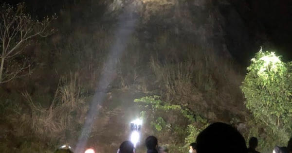 Thanh Hoá: Vận động, thuyết phục thanh niên đu bám trên vách núi cao 100m xuống dưới an toàn