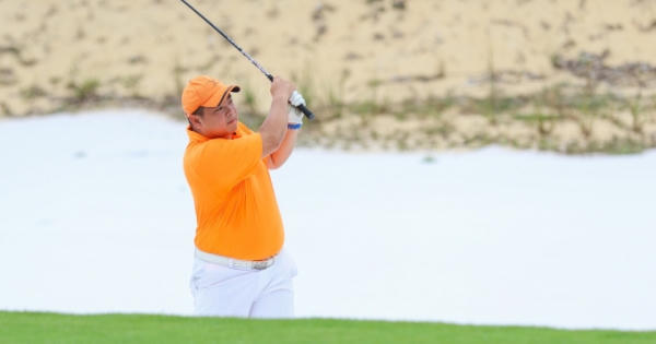 Cựu danh thủ Nguyễn Hồng Sơn so gậy cùng vợ chồng nhạc sĩ Minh Khang tại Vinpearl Golf Nam Hội An Cựu danh thủ Nguyễn Hồng Sơn so gậy cùng vợ chồng nhạc sĩ Minh Khang tại Vinpearl Golf Nam Hội An