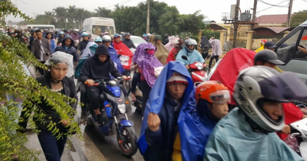 Dòng người đổ về chợ Viềng ngày càng tăng lên trong cơn mưa chiều nặng hạt
