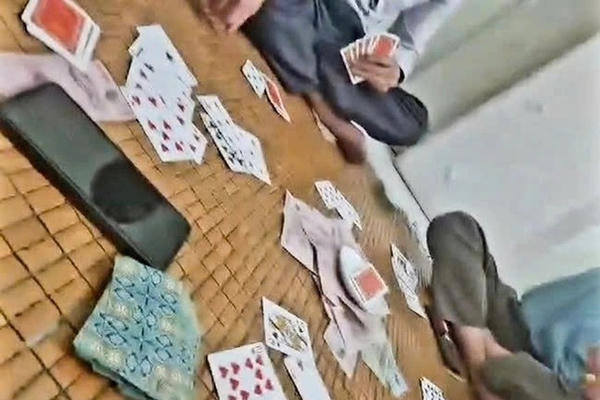 Kỷ luật nhiều cán bộ xã ở Bắc Ninh đánh bài ăn tiền Kỷ luật nhiều cán bộ xã ở Bắc Ninh đánh bài ăn tiền