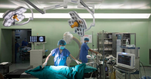 Bên trong phòng mổ luôn sáng đèn, nơi cứu sống hàng nghìn bệnh nhân ở bệnh viện Bạch Mai Bên trong phòng mổ luôn sáng đèn, nơi cứu sống hàng nghìn bệnh nhân ở bệnh viện Bạch Mai