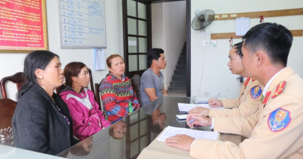 Huế: Bắt quả tang hàng loạt thuyền khai thác cát, sỏi trái phép