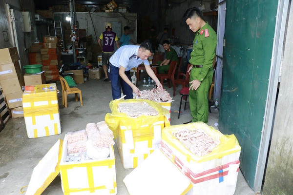 Phát hiện hàng ngàn chân gà, xúc xích, nem chua không rõ nguồn gốc tại Nghệ An Phát hiện hàng ngàn chân gà, xúc xích, nem chua không rõ nguồn gốc tại Nghệ An