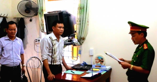 Nghệ An: Bắt tạm giam 2 cán bộ kiểm lâm “vòi tiền chung chi” Nghệ An: Bắt tạm giam 2 cán bộ kiểm lâm “vòi tiền chung chi”