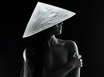 Hơn 100 người dự khai mạc triển lãm ảnh nude đầu tiên ở Hà Nội