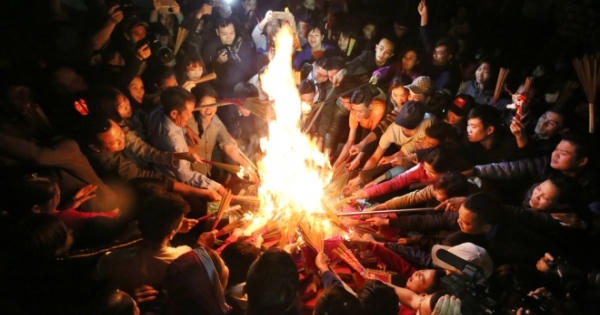 Trăm người xin lửa 'lấy đỏ' đầu năm