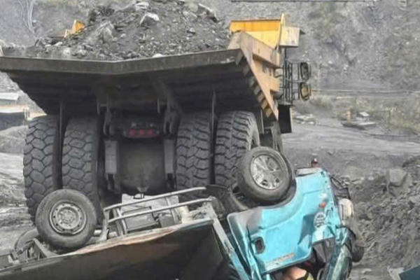 Va chạm giao thông khiến 2 người thương vong tại khai trường Công ty Cổ phần than Hà Tu