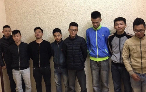 50 quái xế phóng xe máy bạt mạng tạo 'bão đêm' ở Hà Nội 50 quái xế phóng xe máy bạt mạng tạo 'bão đêm' ở Hà Nội