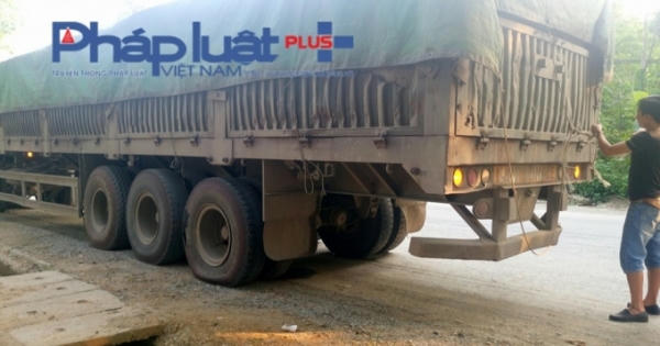 Bắt bốn thanh tra giao thông nhận tiền xe quá tải Bắt bốn thanh tra giao thông nhận tiền xe quá tải