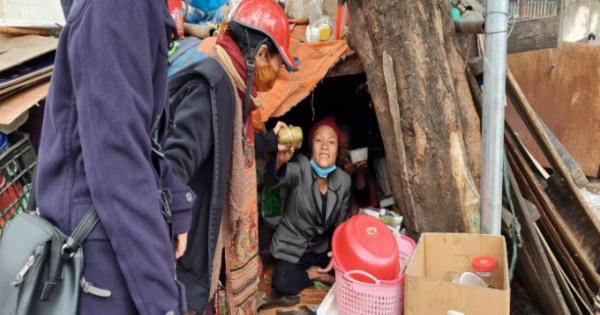 Tặng bánh chưng cho các hộ sinh sống tại chân cầu Long Biên trong mùa dịch