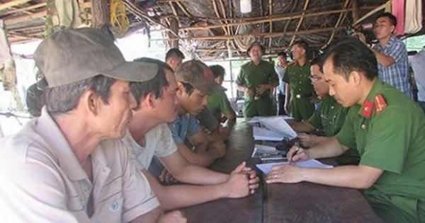 Bắt Hạt trưởng kiểm lâm nhận hàng trăm triệu của trùm gỗ Phượng 'râu'