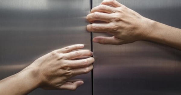 Nhân viên nhà hàng chết bất thường trong thang máy