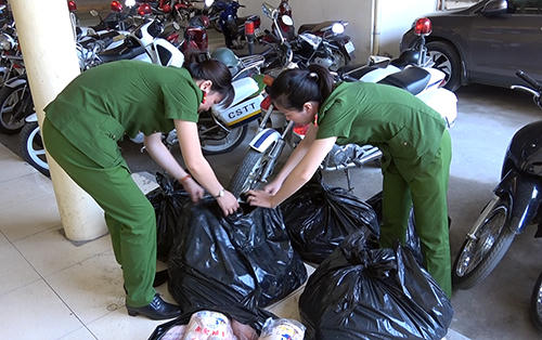 Cao Bằng: Bắt giữ ô tô chở vịt đông lạnh lậu qua biên giới