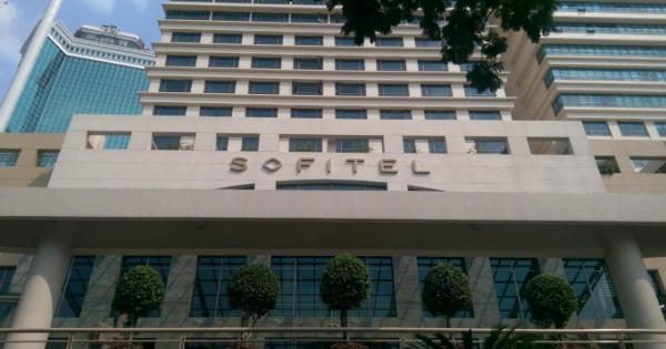 Sofitel Saigon Plaza bị tố đối xử bạc với lao động: “Tôi nhặt rác mà cũng có tội sao?”