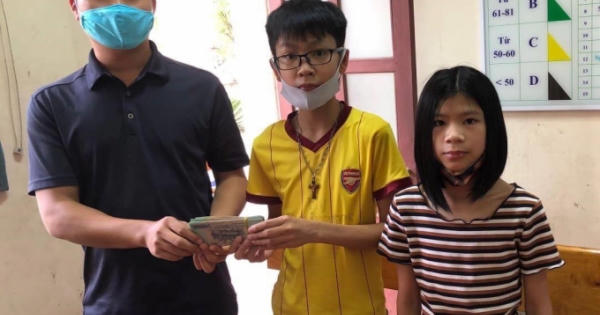 Nhặt được 50 triệu đồng, nam sinh nhờ công an tìm người đánh rơi để trả lại Nhặt được 50 triệu đồng, nam sinh nhờ công an tìm người đánh rơi để trả lại