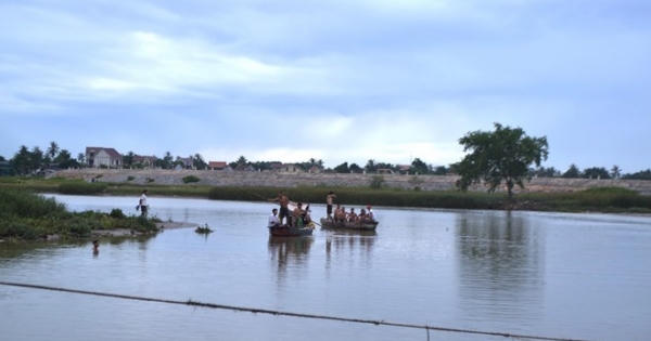 Cha mẹ khóc ngất khi con trai duy nhất đuối nước lúc đi câu cá