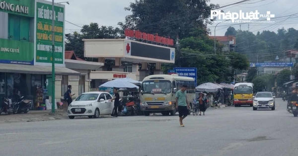 Bài 1 - Xe dù, bến cóc hoạt động "náo nhiệt" tại TP Cao Bằng