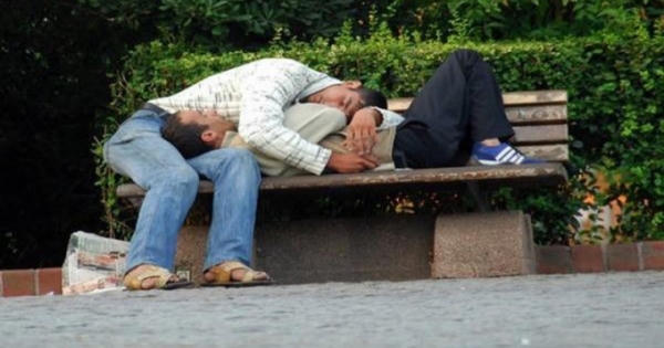 Hội chứng ngủ lăn như bi ở ngôi làng bị "bỏ rơi"