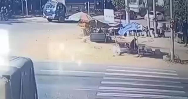 [Clip]: Đang dừng đèn đỏ xe ô tô bị xe tải tông biến dạng