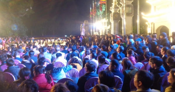 Hàng ngàn người chờ đợi nhận "túi lương" tại Đền Trần Thương