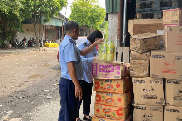 Tiếp tục phát hiện hàng trăm sản phẩm thực phẩm nhập lậu tại Công ty TNHH TM và XNK Nam Anh Tiếp tục phát hiện hàng trăm sản phẩm thực phẩm nhập lậu tại Công ty TNHH TM và XNK Nam Anh